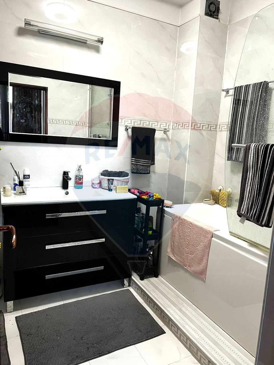 Apartament cu 6 camere de vânzare în zona Fundeni