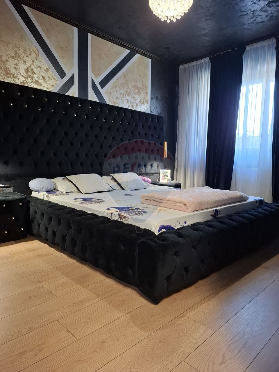 Apartament cu 3 camere  cu loc de parcare si curte proprie -de vânzare