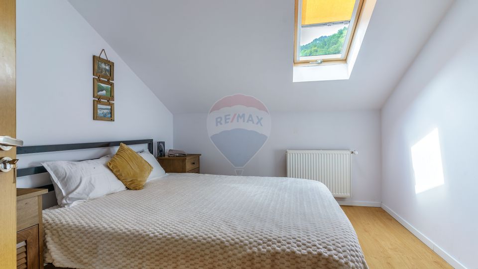 Cabana de vânzare –Mărișel, 10 camere, terasa 41mp, piscină, ciubăr