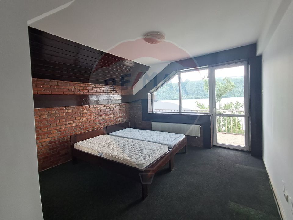 Pensiune Eselnita / 16 camere / Teren - 1448 mp / Ponton