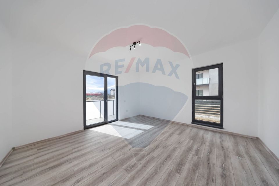 Apartament nou, modern, curte proprie si terasa