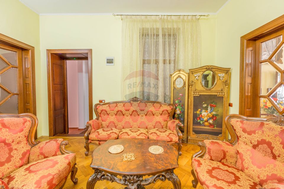 Property Located under Tâmpa composed of 2 Houses and Garden,