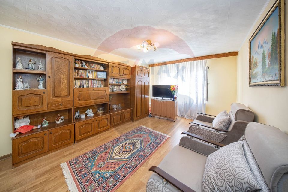 Apartament spațios cu două camere, decomandat