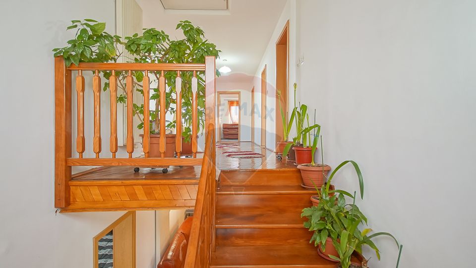 Vilă cu Teren Generos - Tractorul, Potrivită pentru Locuit sau Afacere