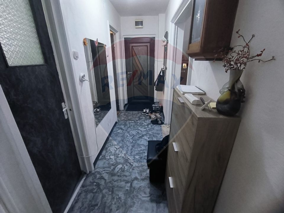 Vanzare ap 3 camere 2 bai etaj 1 complet decomandat  zona Miorita