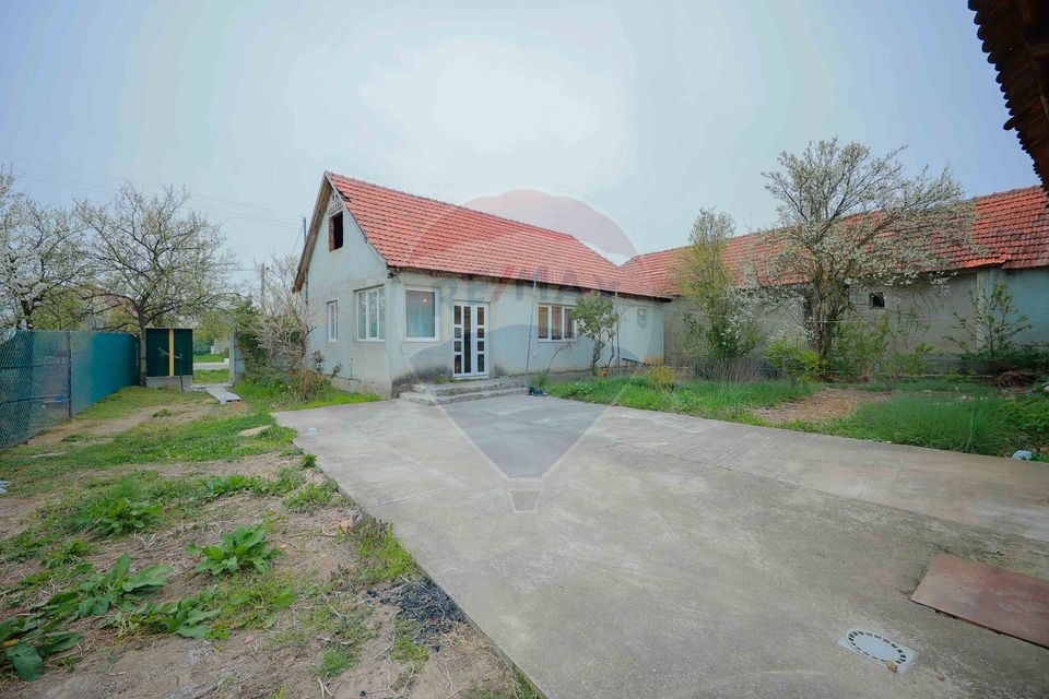 De vânzare teren 2.440 mp cu casă, asfalt și utilități – Alparea