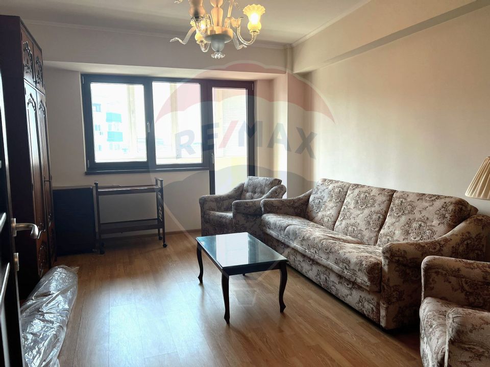 Apartament cu 3 camere de vânzare în zona Piața Victoriei