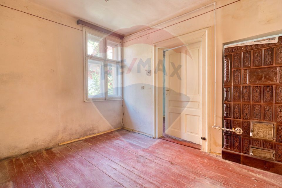 REZERVATA! Corp de casă de renovat, la intrarea pe strada De Mijloc