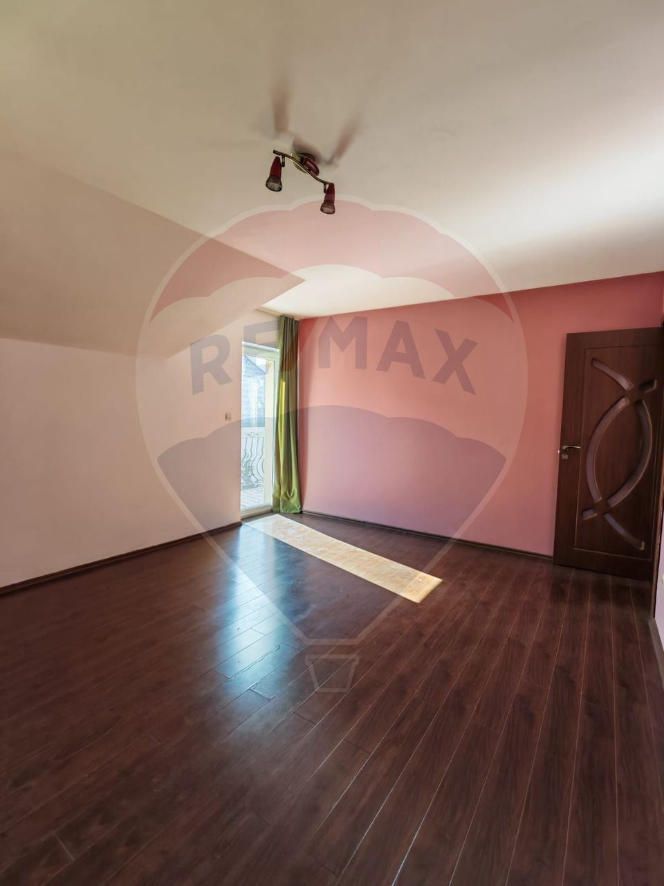 Casă / Vilă cu 5 camere de vânzare