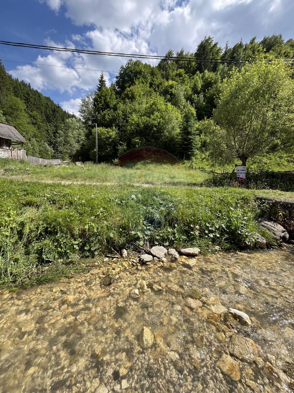 Teren de vânzare la munte cu râu în față și priveliște superbă
