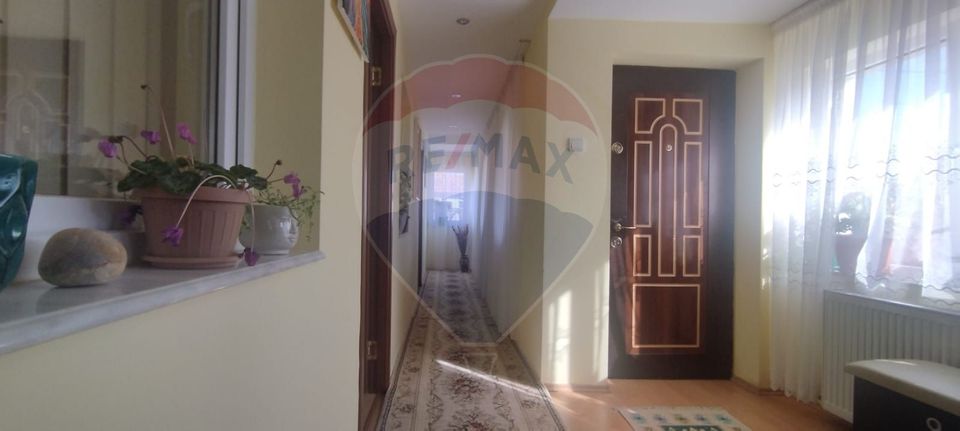 Casă /vilă de vânzare cu teren 1352 mp. central  loc. Petrindu / Sălaj