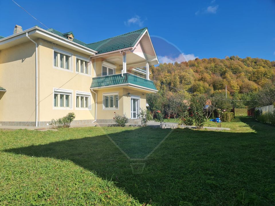 Casă / Vilă cu 6 camere de vânzare la munte in com. Agas