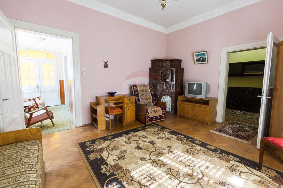 Doua Case de vanzare cu 5 camere + 3 camere,  stradal in Bran!