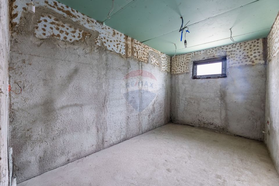 Casă cu 3 camere de vânzare, renovată la gri, teren 3300m Variașu Mare