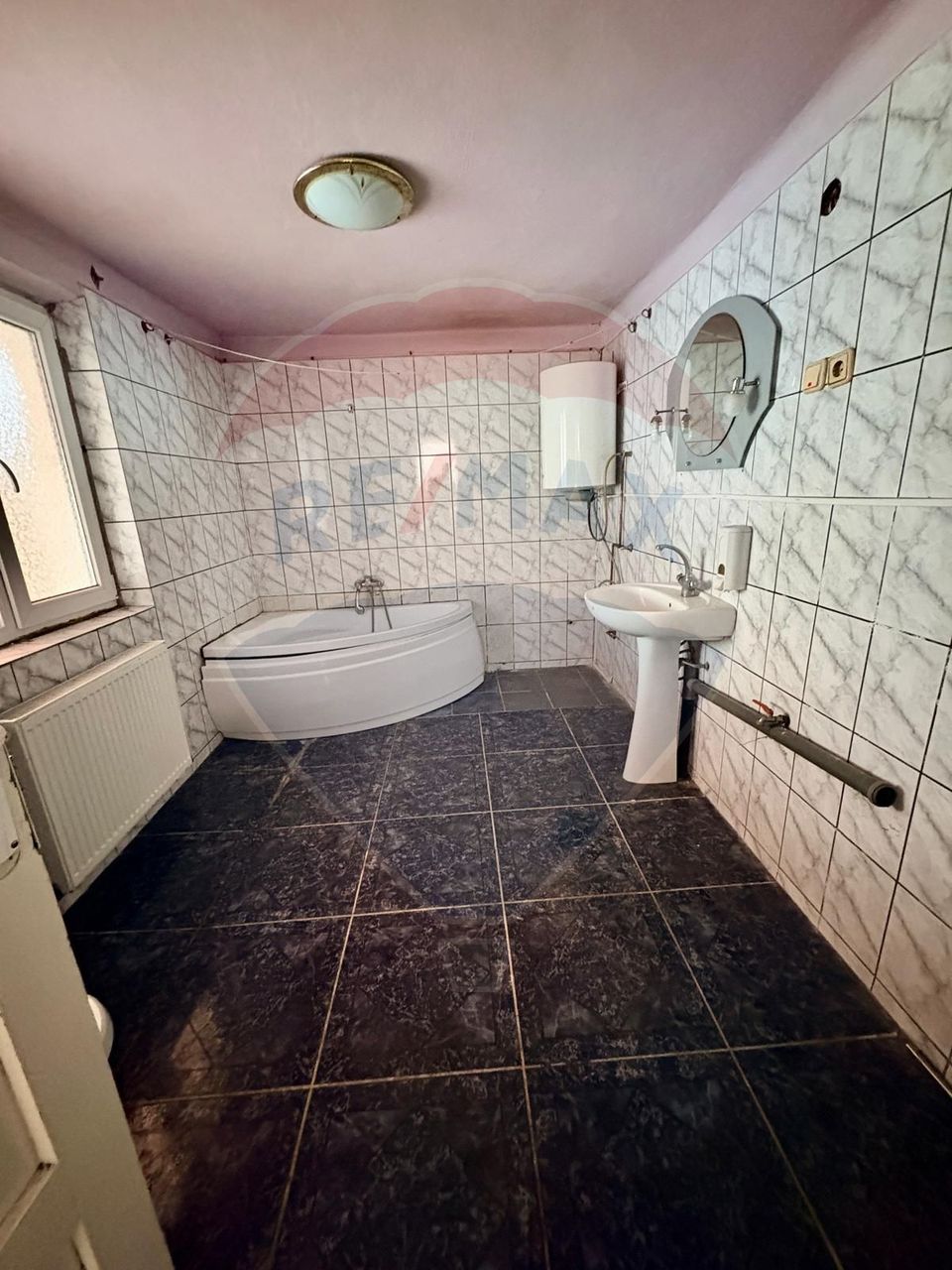 Casă cu curte generoasă și multiple posibilități – zona Moșnei