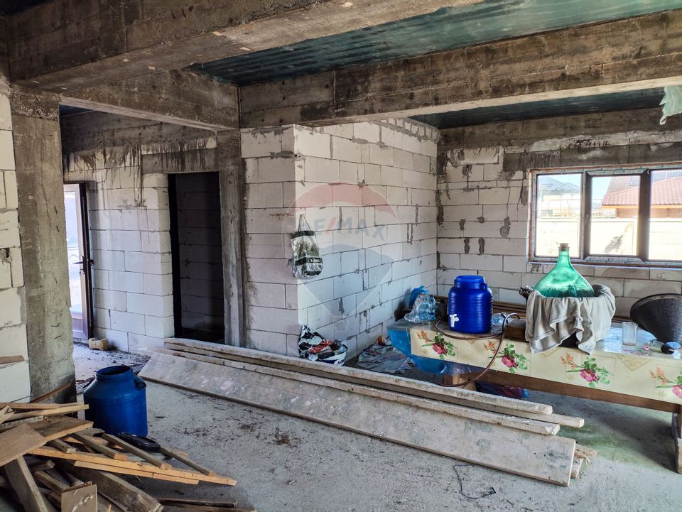 Casă / Vilă cu 4 camere de vânzare /zona Baltag
