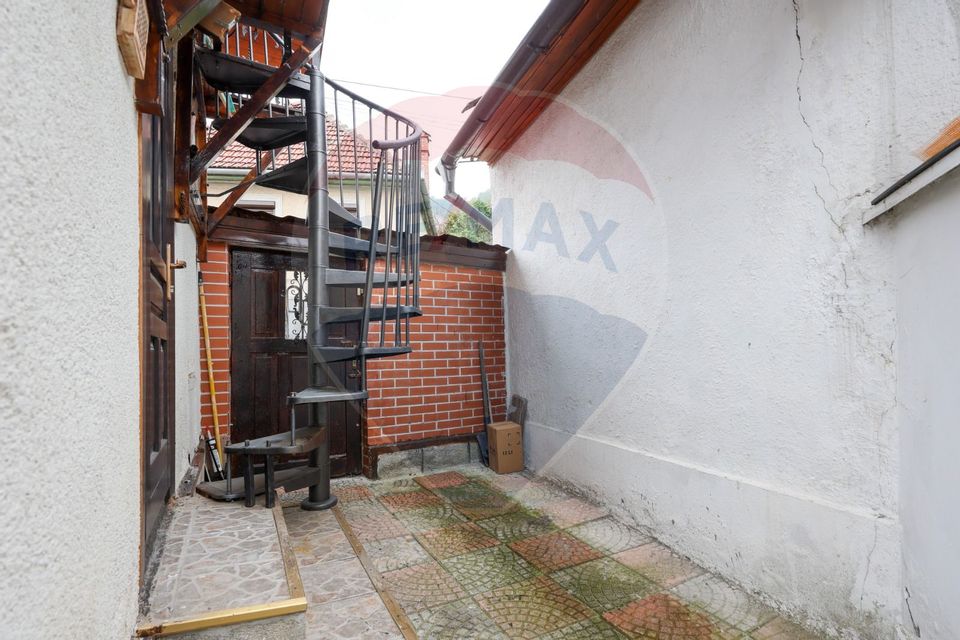 Casă cu 3 camere de vânzare în zona Schei