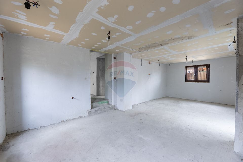 Casă cu 3 camere de vânzare, renovată la gri, teren 3300m Variașu Mare