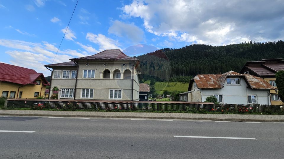 Casa 225 mp, teren intravilan 4822 mp C. Moldovenesc, Suceava