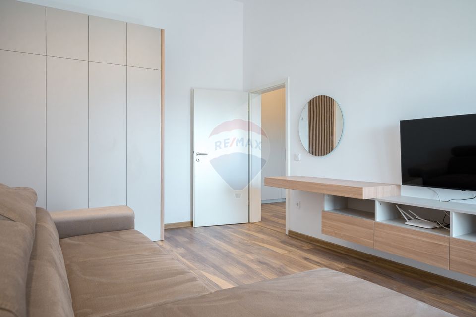 Garsonieră nouă, prima închiriere, priveliște deosebită și parcare!