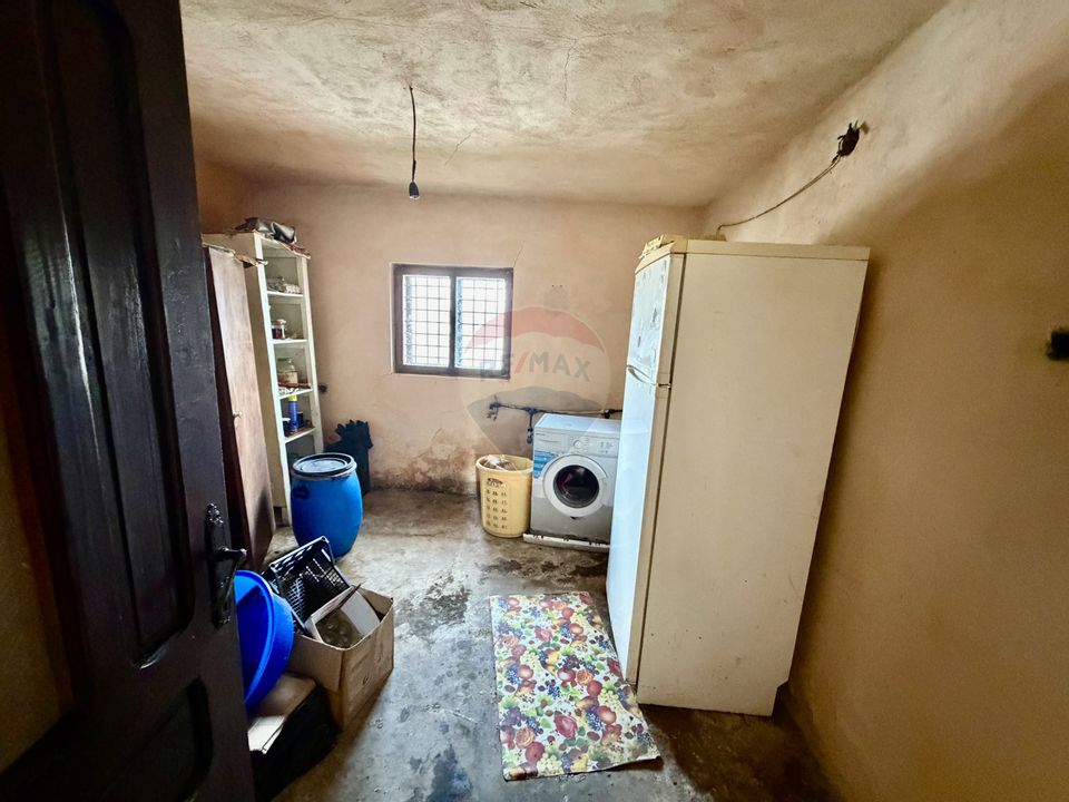 Casă cu 4 camere si teren 7727 mp Blidari