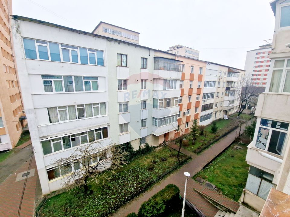 Apartament cu 3 camere de vânzare în zona Darmanesti