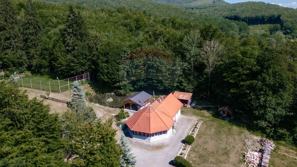 Vilă cu 6 camere, teren de 1000mp, într-un resort montan privat