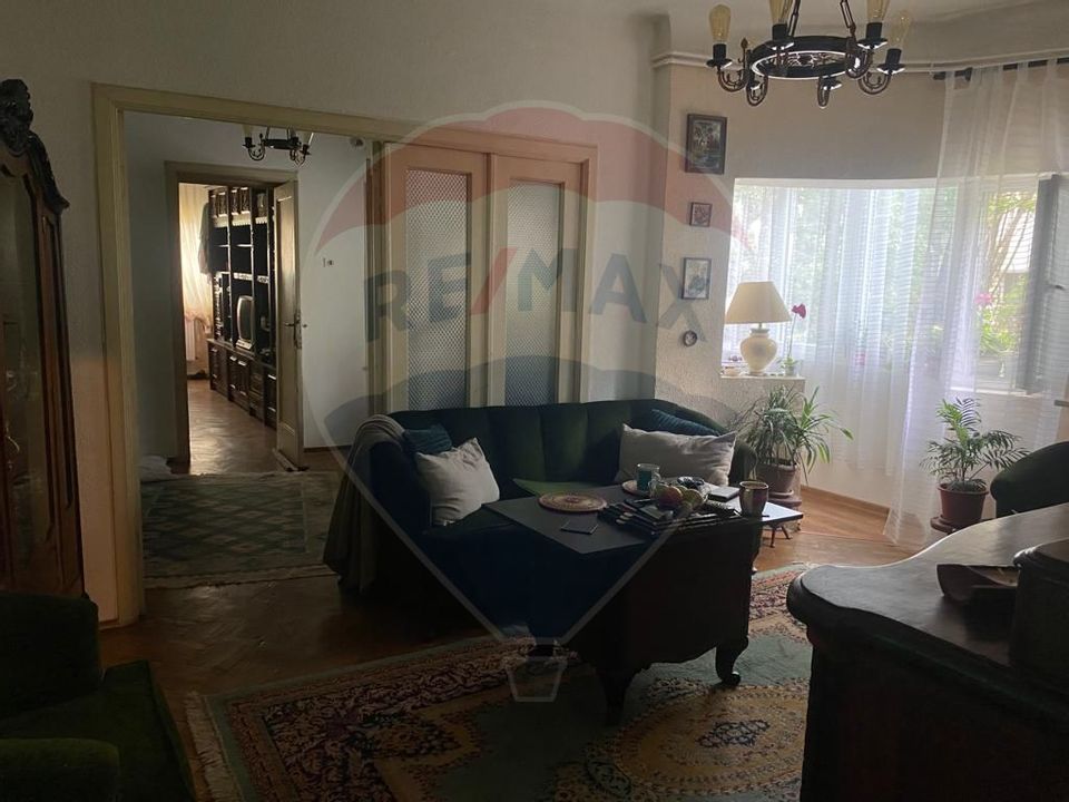 Apartment + Attic, 7 rooms in villa - Dorobanti area