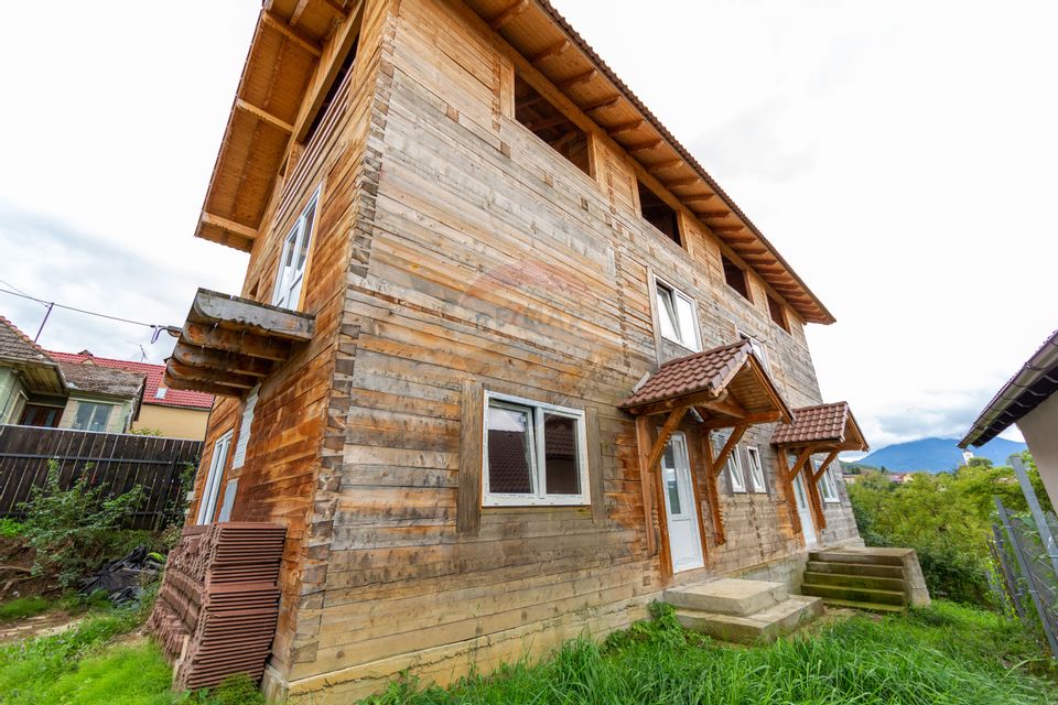 Duplex spațios – oportunitate pentru dezvoltatori sau două familii