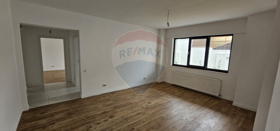Apartament cu 3 camere de vânzare în zona Andronache