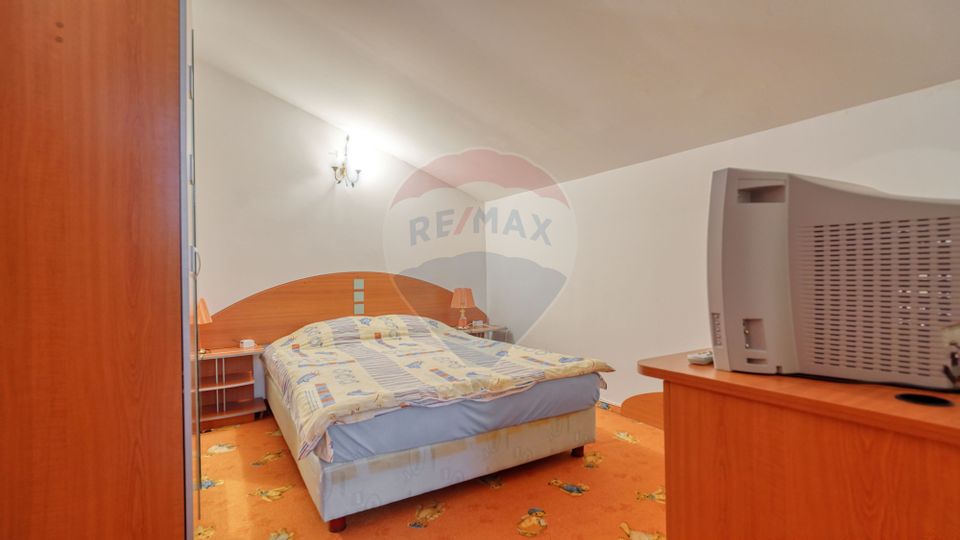 Casă / Vilă cu 8 camere de vânzare în zona Valea Rasnoavei