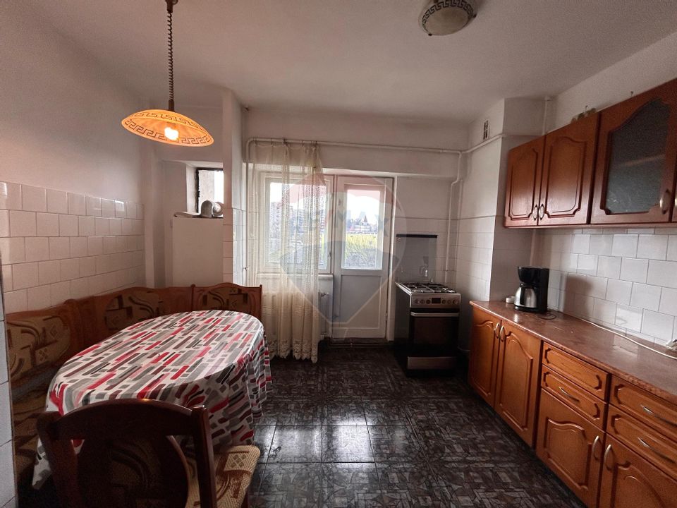 Apartament cu 3 camere de închiriat în zona Calea Severinului