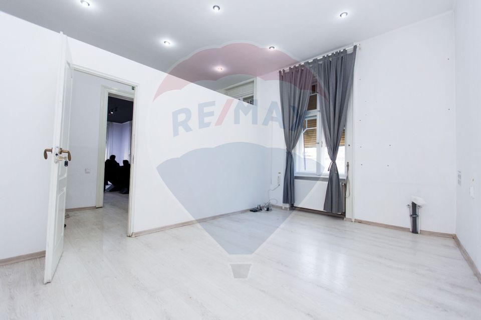 Casă / Vilă cu 4 camere de vânzare în zona Central