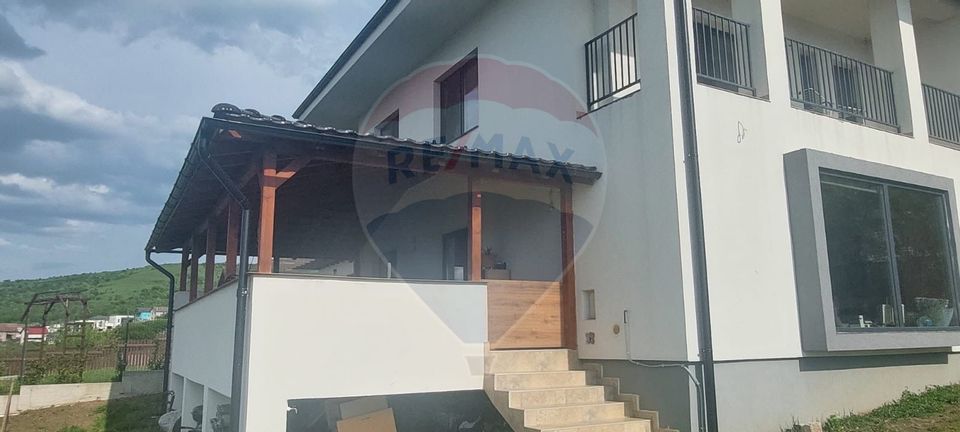 Casă individuală cu 4 dormitoare de vânzare str Planoarelor Dezmir