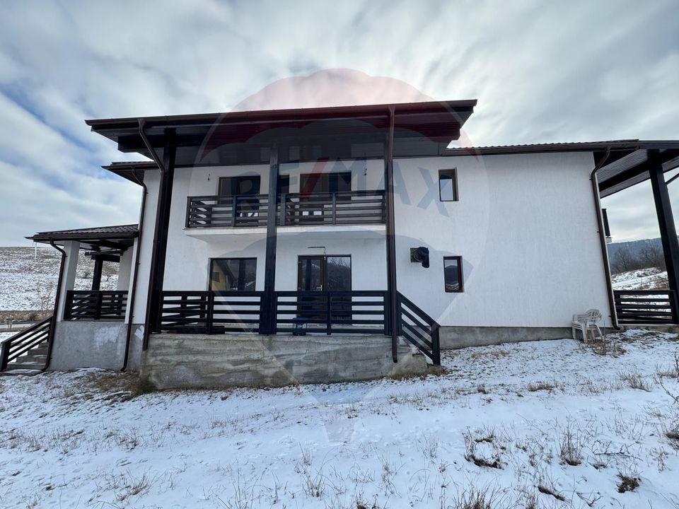 8 room House / Villa for sale, Darmanesti area