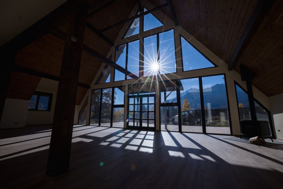 Vilă tip A-Frame, pe un platou montan, vedere panoramica catre Bucegi