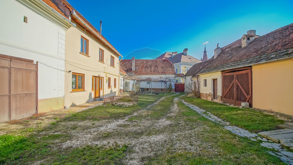 Ultracentral , Cristian, locuinta saseasca, curte comuna