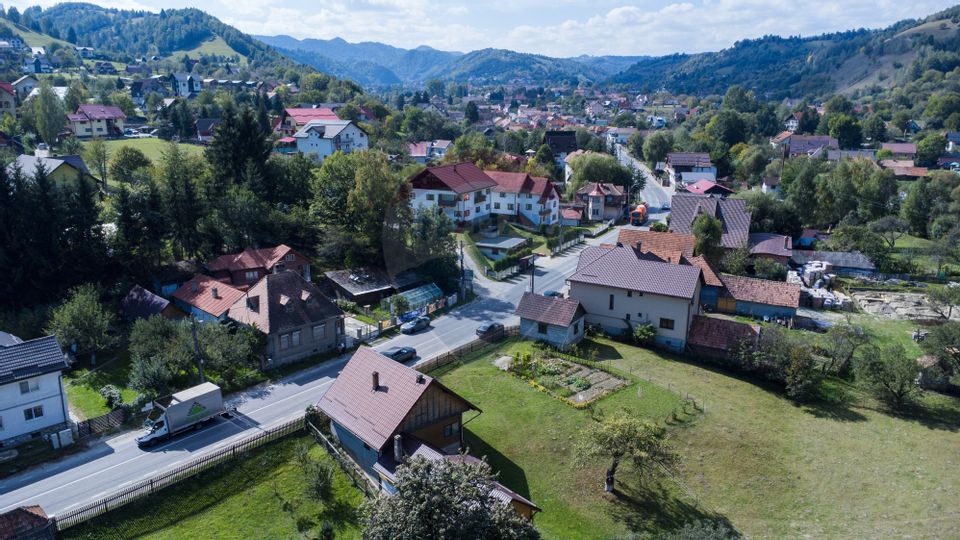 Doua Case de vanzare cu 5 camere + 3 camere,  stradal in Bran!