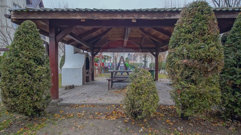 Apartament 3 camere pe două niveluri, cu parcare, Cartierul Toamnei