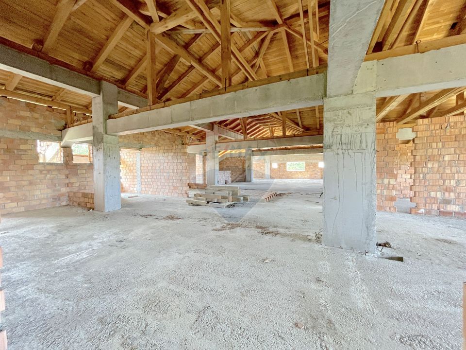 Land and multifunctional building, Poiana Brasov