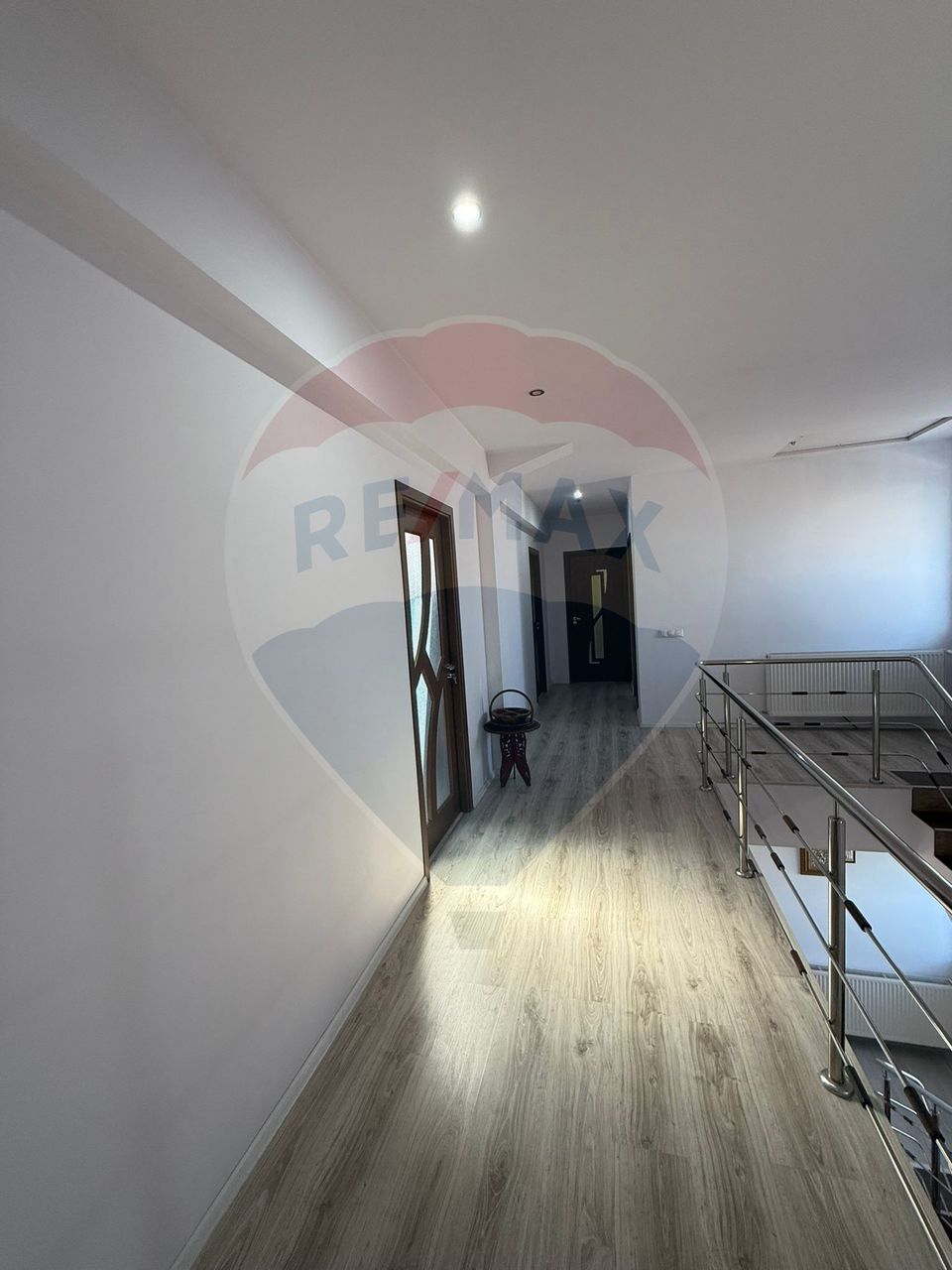 Casă / Vilă cu 9 camere de vânzare în zona 1 Mai