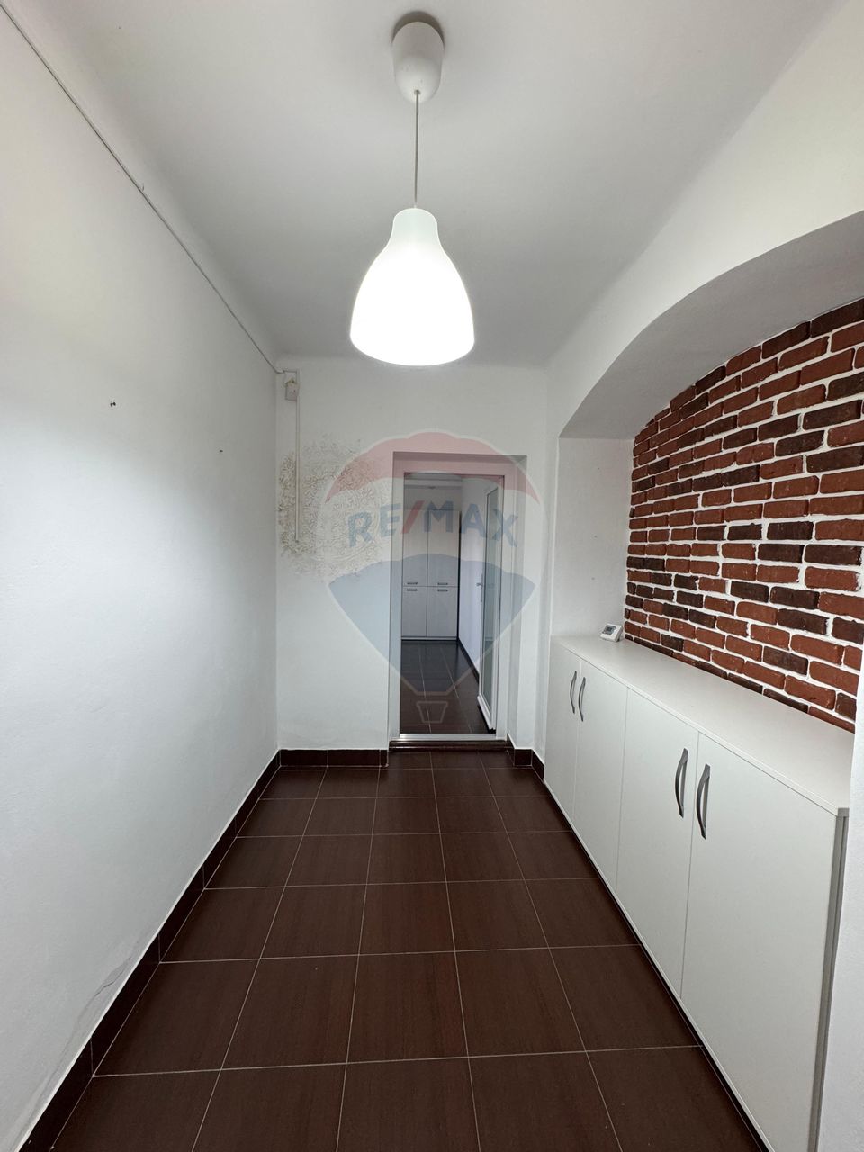 Apartament cu 2 camere de închiriat în zona P-ta Victoriei