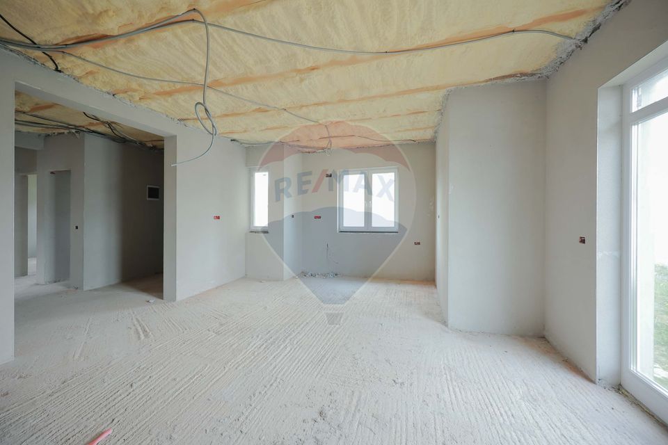 De vânzare casă semifinisată cu 3 camere, 455 mp teren, în Cihei