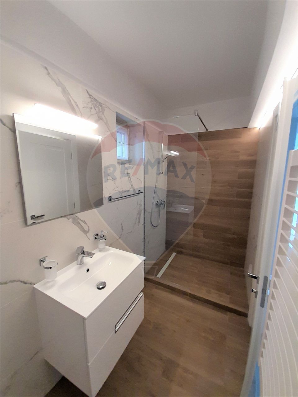 Apartament cu 3 camere de închiriat în zona Buna Ziua