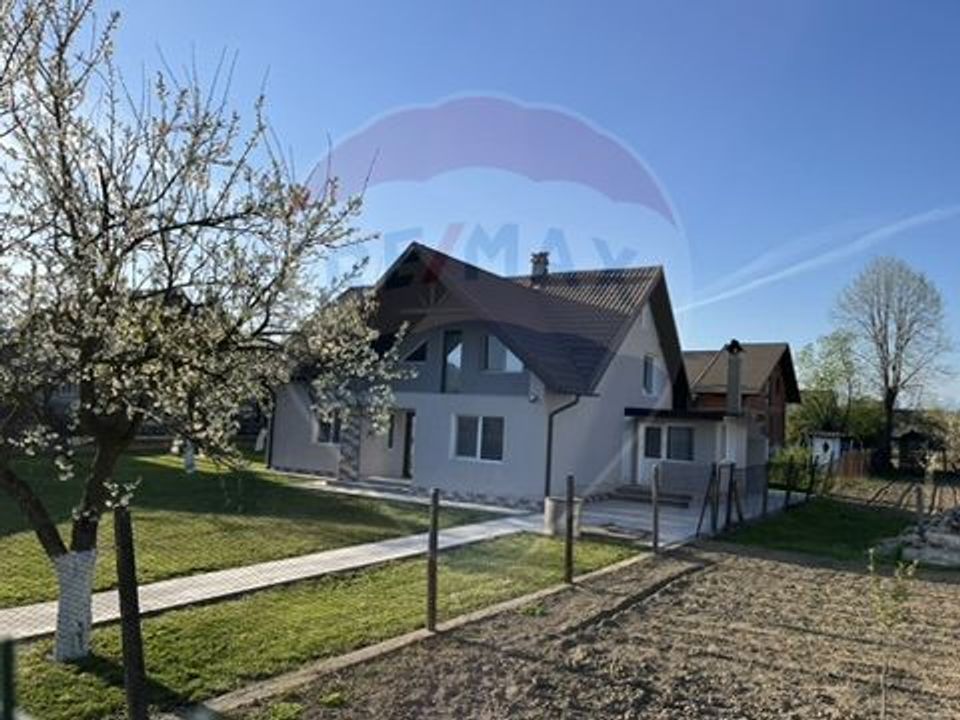 Casă  cu 8 camere de vânzare în zona de deal