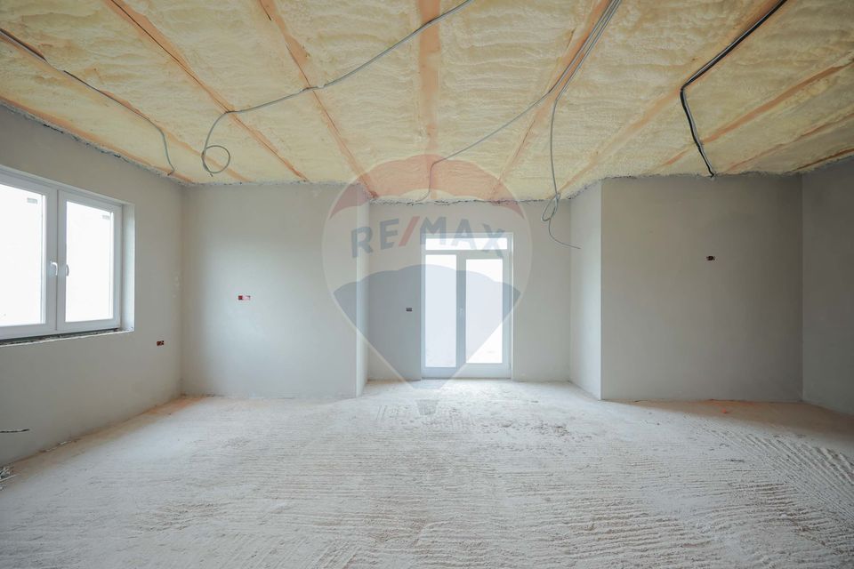 De vânzare casă semifinisată cu 3 camere, 455 mp teren, în Cihei