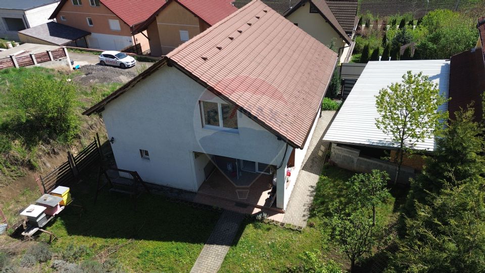 Casă cu vedere spre lac și pădure -deasupra  Barajului Ighis