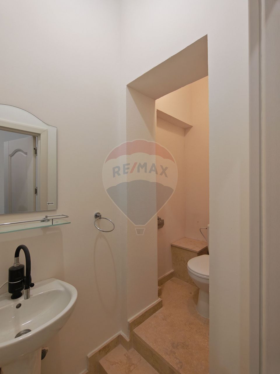 30sq.m Commercial Space for rent, Ultracentral area