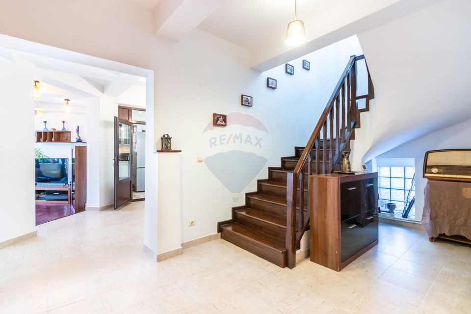 Villa for sale at the entrance to Mogosoaia, between two forests, lake