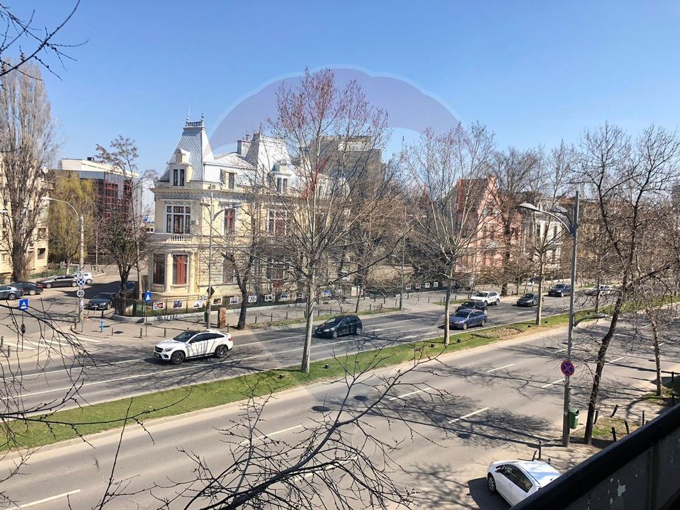 Apartament cu 4 camere nemobilat in P-ta Victoriei langa Orange